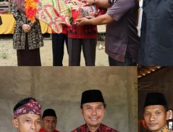 KUNJUNGI SINGKUT, KETUA DPRD PROVINSI JAMBI EDI PURWANTO BAGIKAN SEJUMLAH ALAT KESENIAN