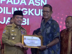 GUBERNUR AL HARIS SERAHKAN TALI ASIH DAN PIAGAM UNTUK ASN PURNABAKTI