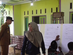PEMILU SERENTAK 2024, PJ BUPATI BACHYUNI TINJAU SEJUMLAH TPS DI KECAMATAN MESTONG