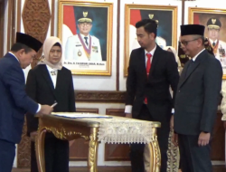 GUBERNUR AL HARIS RESMI LANTIK KHAIRUL SUHARI JADI DIRUT BANK JAMBI