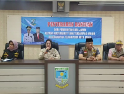 BANJIR BELUM SURUT, PEMKOT SERAHKAN BANTUAN 117 PAKET SEMBAKO