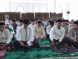PERAYAAN IDUL FITRI 1445 H, PJ BUPATI BACHYUNI DAN KELUARGA GELAR SHOLAT IDUL FITRI DI MASJID AL-ABROR
