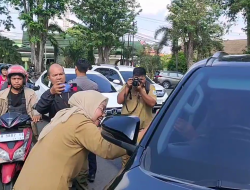 JELANG HUT RI, PEMKOT JAMBI BAGIKAN 10 RIBU BENDERA KE MASYARAKAT