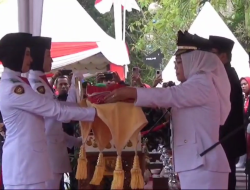 HARI KEMERDEKAAN RI KE-79, PJ WALIKOTA PIMPIN UPACARA PENGIBARAN BENDERA