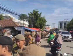 SATPOL PP PERINGATKAN PEDAGANG DI JALAN RADEN WIJAYA UNTUK PINDAH KE DALAM PASAR TALANG BANJAR