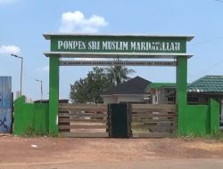 PIMPINAN DITANGKAP KARENA KASUS PELECEHAN, GERBANG PONPES SRI MUSLIM MARDATILLAH DITUTUP DAN TIDAK ADA AKTIVITAS