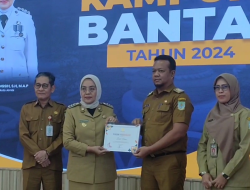 PJ WALIKOTA SRI PURWANINGSIH SERAHKAN PENGHARGAAN KEPADA PEMENANG KAMPUNG BANTAR 2024