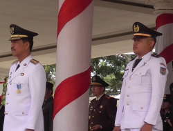HARI KEMERDEKAAN RI KE-79, PJ BUPATI RD. NAJMI PIMPIN UPACARA PENGIBARAN BENDERA MERAH PUTIH