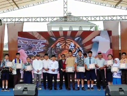 GUBERNUR AL HARIS HADIRI HUT SMAN 5 KOTA JAMBI