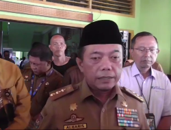 BANTUAN PROGRAM DUMISAKE, GUBERNUR AL HARIS SERAHKAN BANTUAN PENDIDIKAN DAN BEDAH RUMAH