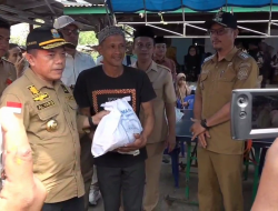 GUBERNUR AL HARIS KUNJUNGI DAN BERIKAN BANTUAN KORBAN KEBAKARAN DI DESA SUNGAI ITIK  TANJUNG JABUNG TIMUR