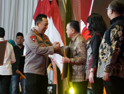 GUBERNUR JAMBI AL HARIS TERIMA PENGHARGAAN NASIONAL DARI KAPOLRI