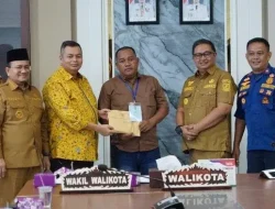 KETUA DPRD KOTA JAMBI SERAHKAN BANTUAN KORBAN LONGSOR IDULFITRI