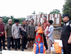 WABUP MUARO JAMBI JUN MAHIR SALURKAN BANTUAN KORBAN KEBAKARAN DI DESA BUKIT BALING
