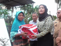 PEMKAB MUARO JAMBI BERI BANTUAN KEPADA JAMILAH KORBAN KEBAKARAN DI DESA PUDAK