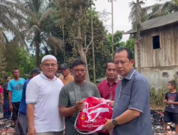 BUPATI BBS BERI BANTUAN KEPADA CALON PENGANTIN YANG JADI KORBAN KEBAKARAN