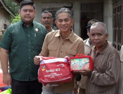 BANTUAN KORBAN KEBAKARAN, WABUP JUNAIDI SALURKAN KEPADA WARGA DI TANJUNG KATUNG