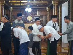 IDUL ADHA 1446 H, GUBERNUR AL HARIS SHOLAT IDUL ADHA DI MASJID AGUNG AL FALAH