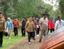 GUBERNUR AL HARIS DAMPINGI WAMENHUT RI KUNJUNGI CANDI MUARO JAMBI