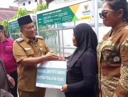 WALIKOTA MAULANA SERAHKAN ALAT USAHA UNTUK WARGA EKS LOKALISASI PUCUK