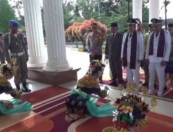 HARI PERTAMA MASUK KANTOR, BUPATI DAN WABUP BBS – JUN DISAMBUT DENGAN PROSESI ADAT