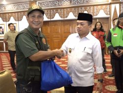 GUBERNUR AL HARIS BERIKAN SEMBAKO KEPADA 300 OJEK ONLINE
