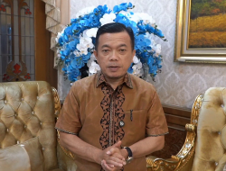 GUBERNUR AL HARIS AJAK ORANG TUA ANTAR ANAK DI HARI PERTAMA SEKOLAH